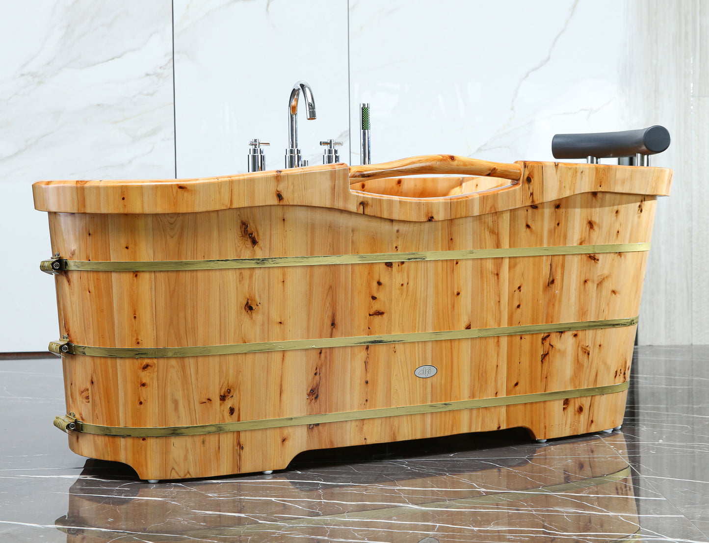 61" Free Standing Cedar Wooden Bathtub with Chrome Tub Filler