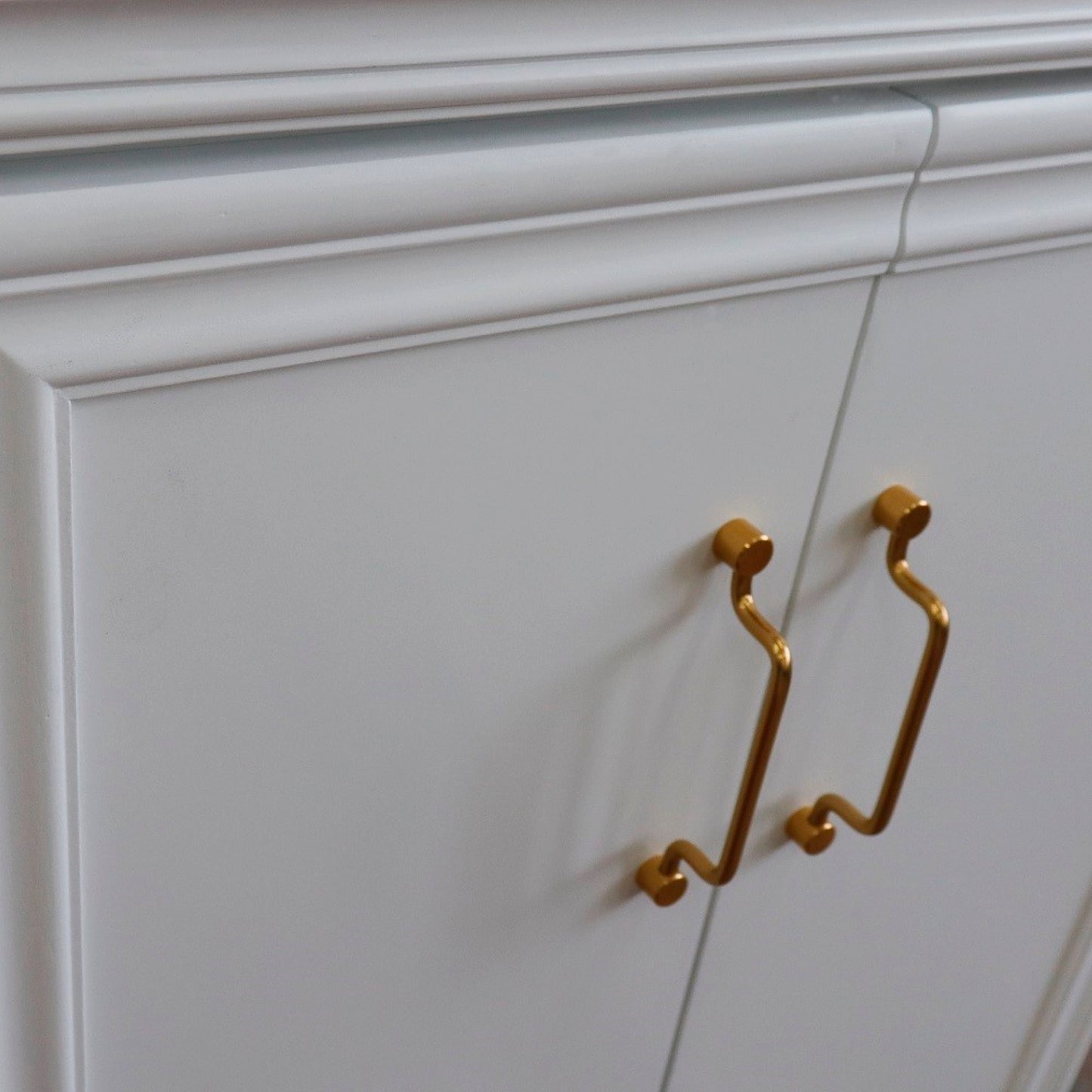 24" Single vanity in White finish cabinet only